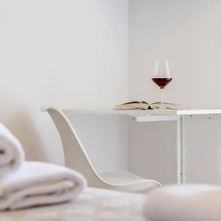 Varos Serenity 1 Apartment